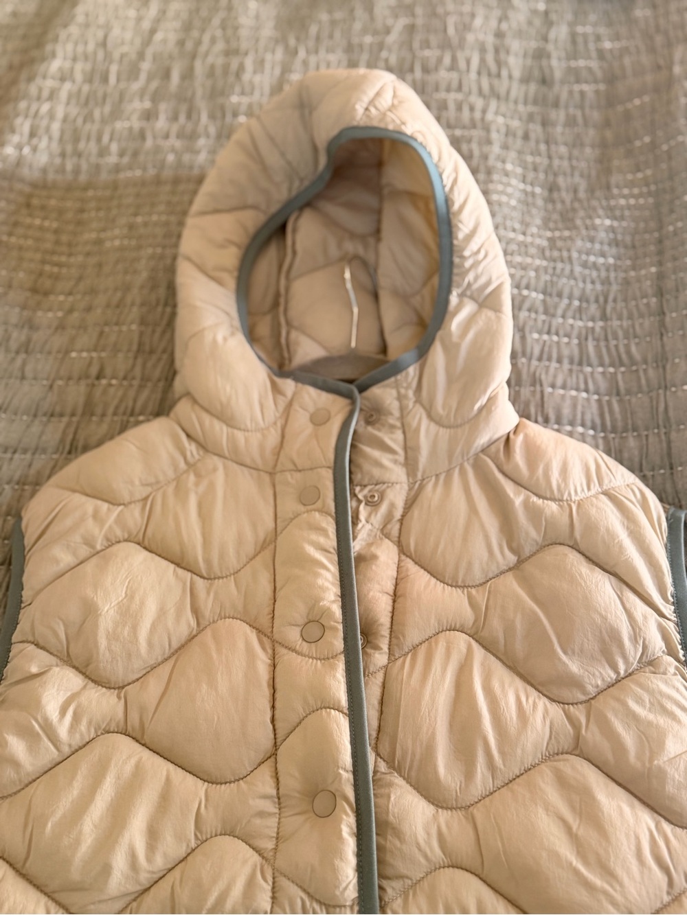 Mountain Hardwear Women’s Cream Hooded Puffer Vest